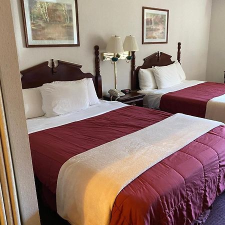 Voyageur Inn And Conference Center Reedsburg Bagian luar foto