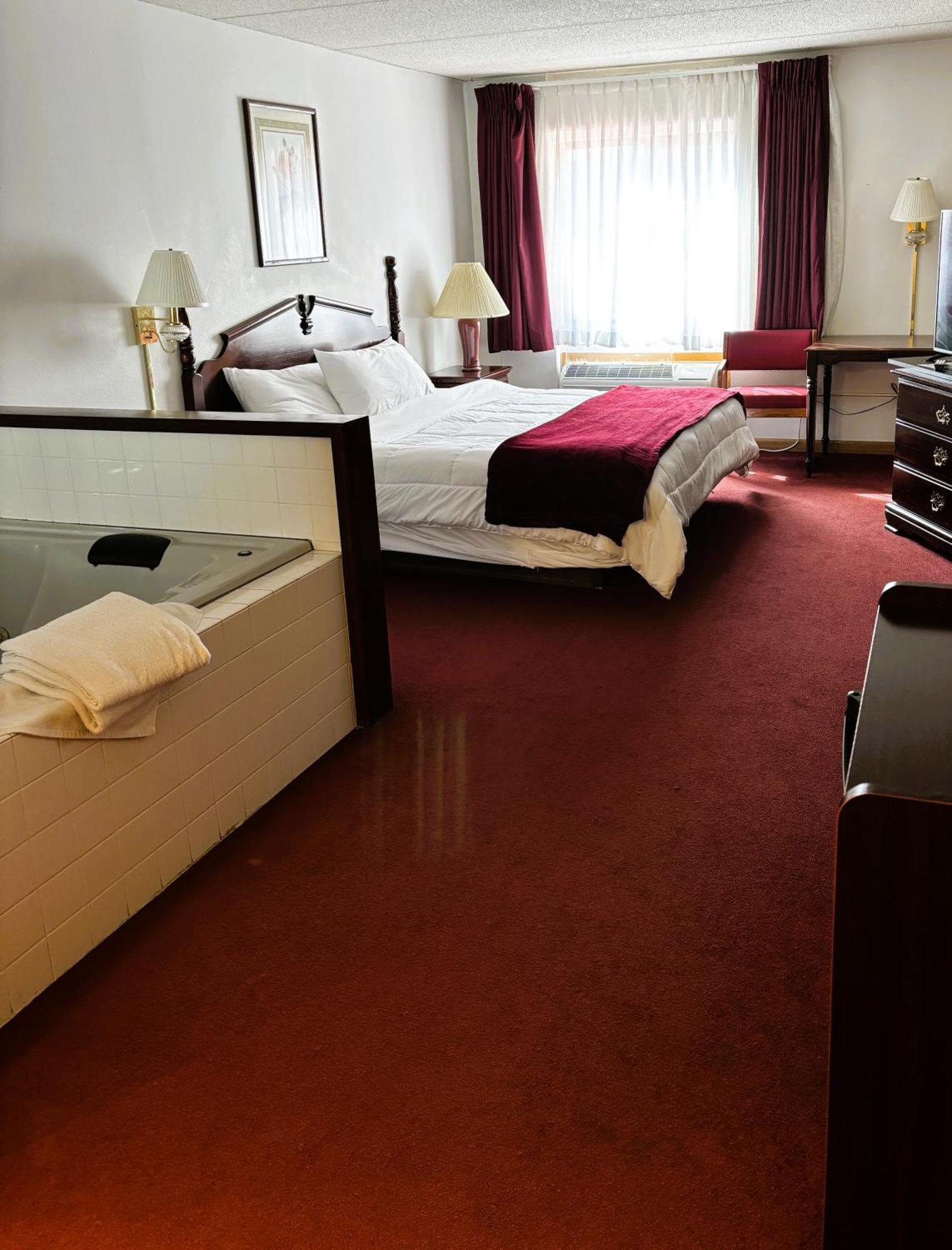 Voyageur Inn And Conference Center Reedsburg Bagian luar foto